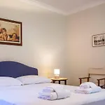 Peaceful Apartment In Piazza Venezia\'S Alleys