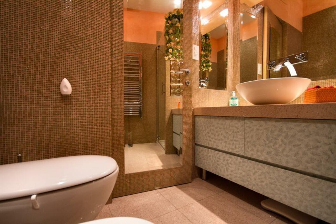 Holiday Magenta Apartment Rom