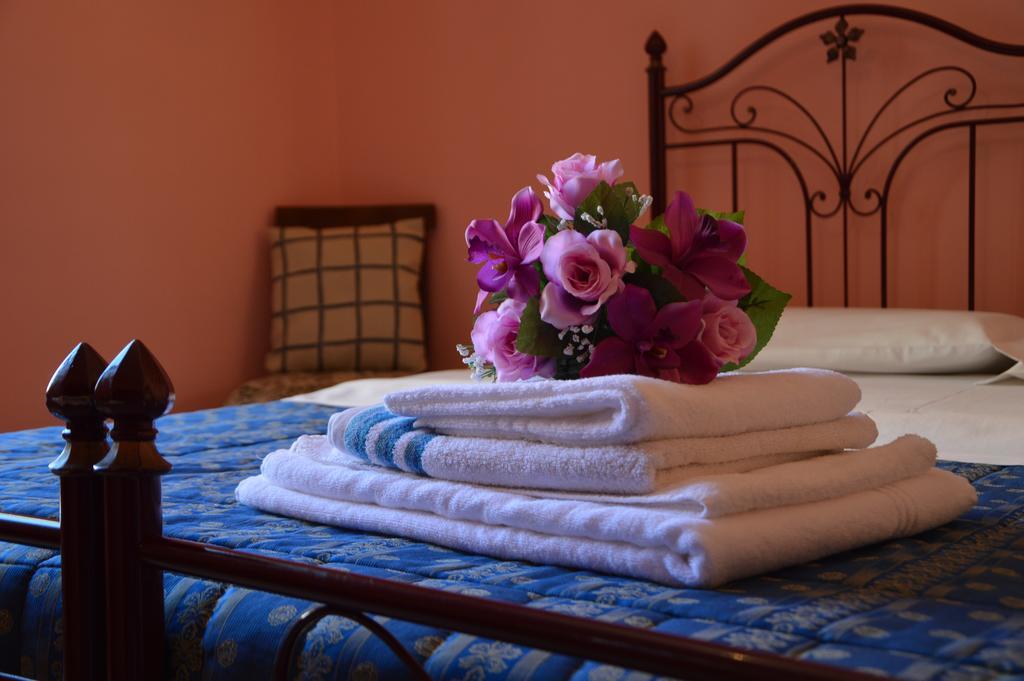 Bed & Breakfast Walls 3*