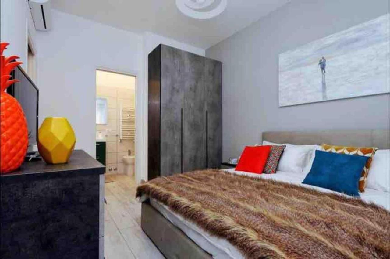 Vaticano Terrace: Brand New 2 Bedrooms 2 Bathrooms * Rom