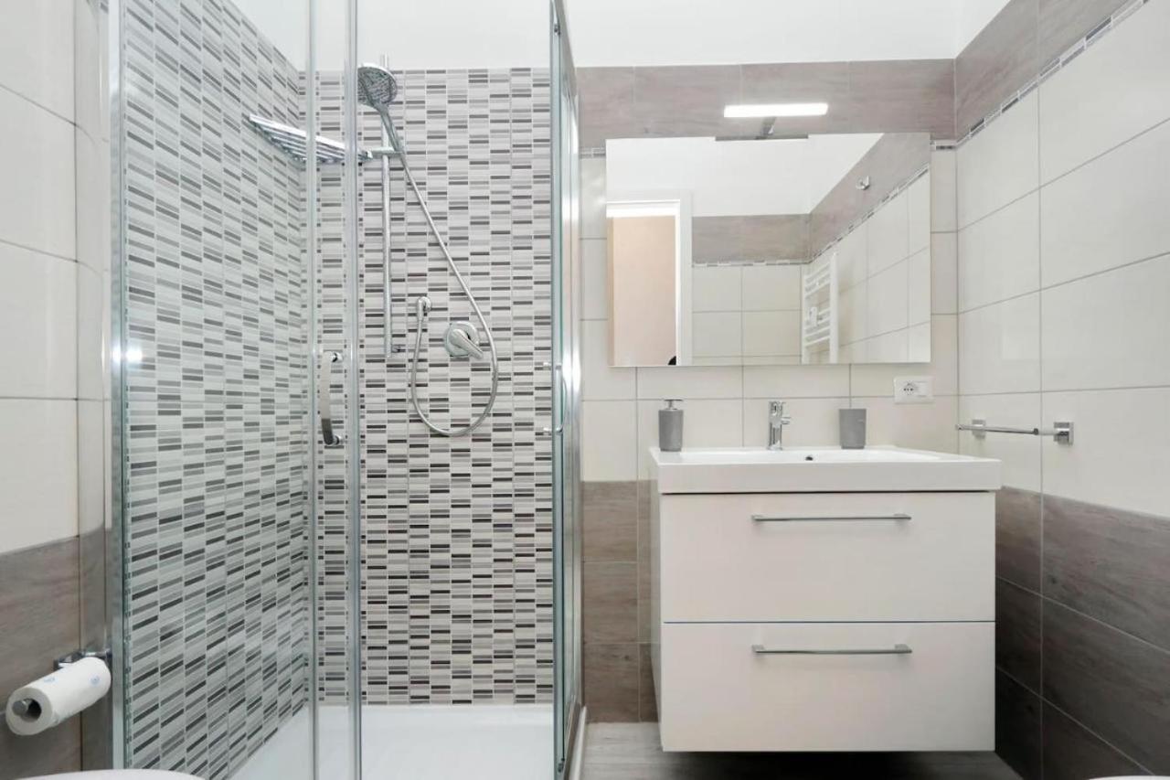 Vaticano Terrace: Brand New 2 Bedrooms 2 Bathrooms * Rom