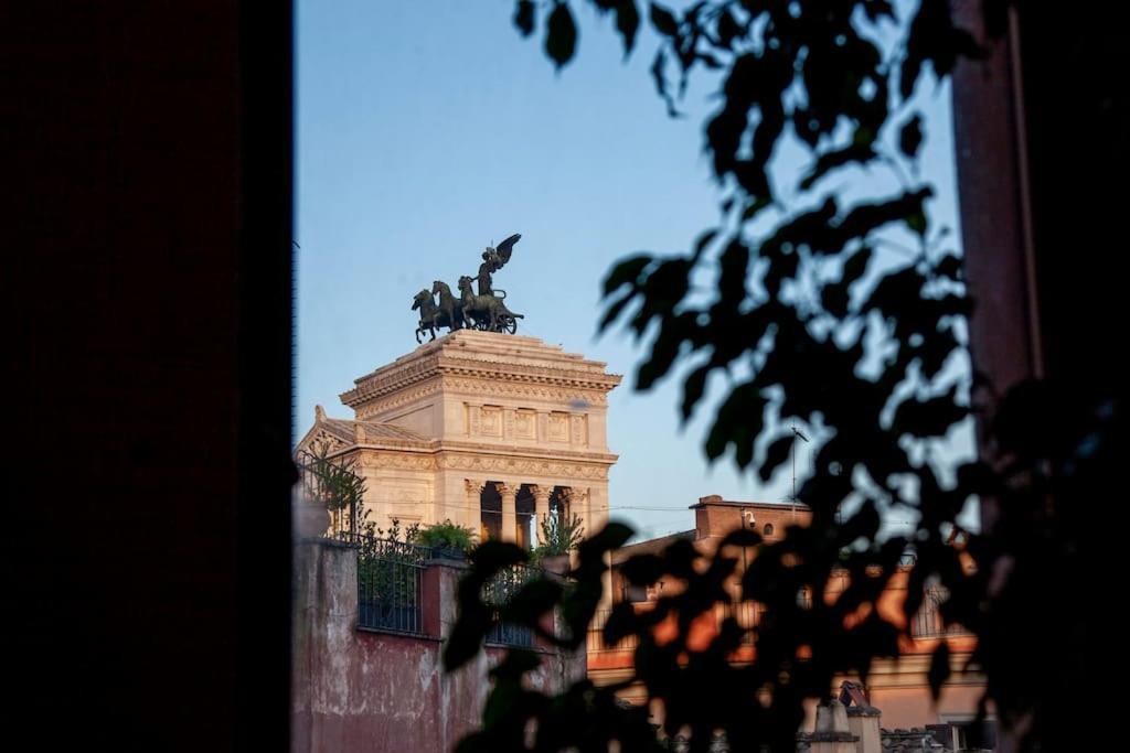 Peaceful In Piazza Venezia's Alleys * Roma