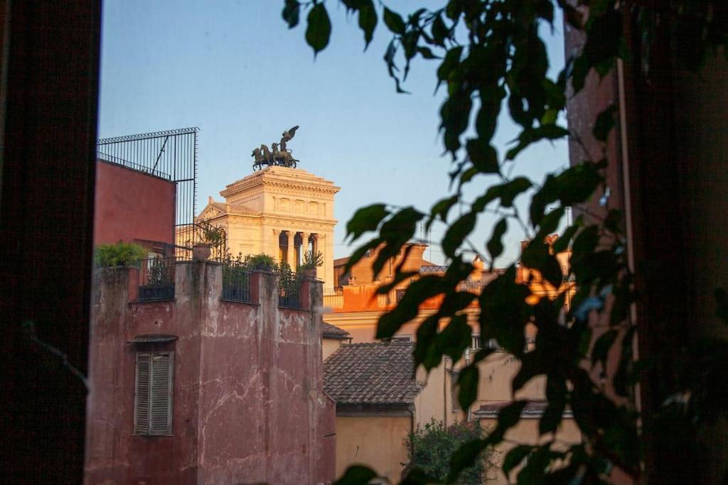 Peaceful In Piazza Venezia's Alleys * Roma
