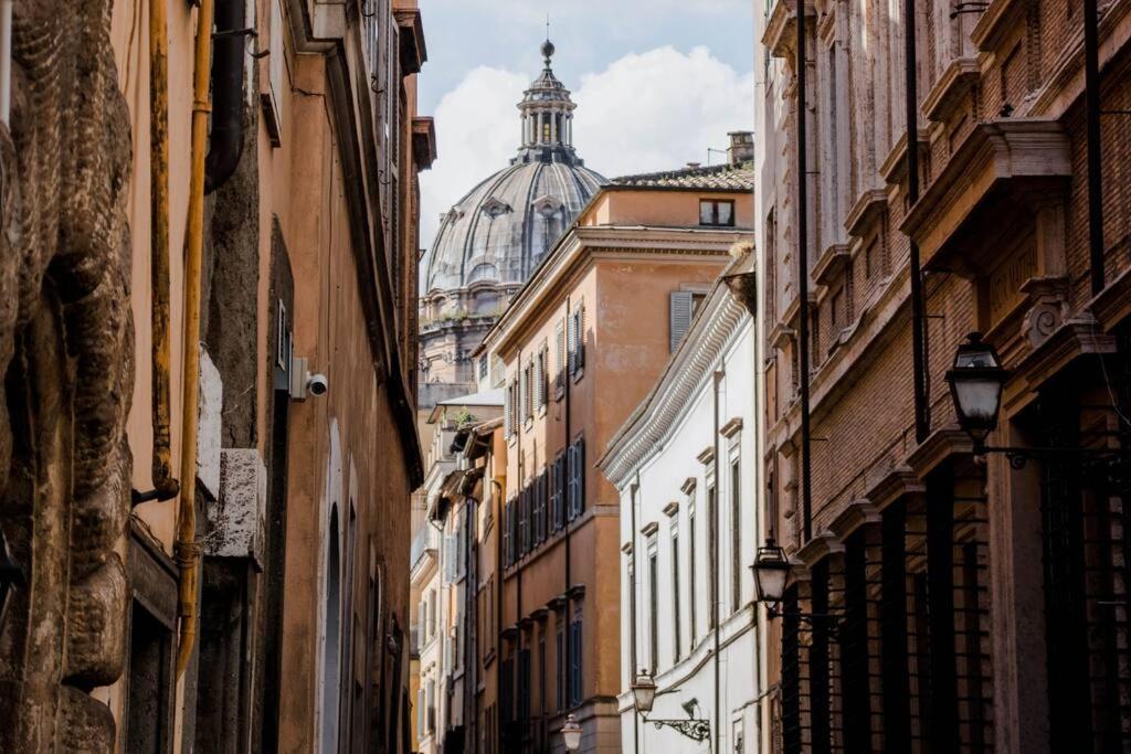 Peaceful In Piazza Venezia's Alleys Roma