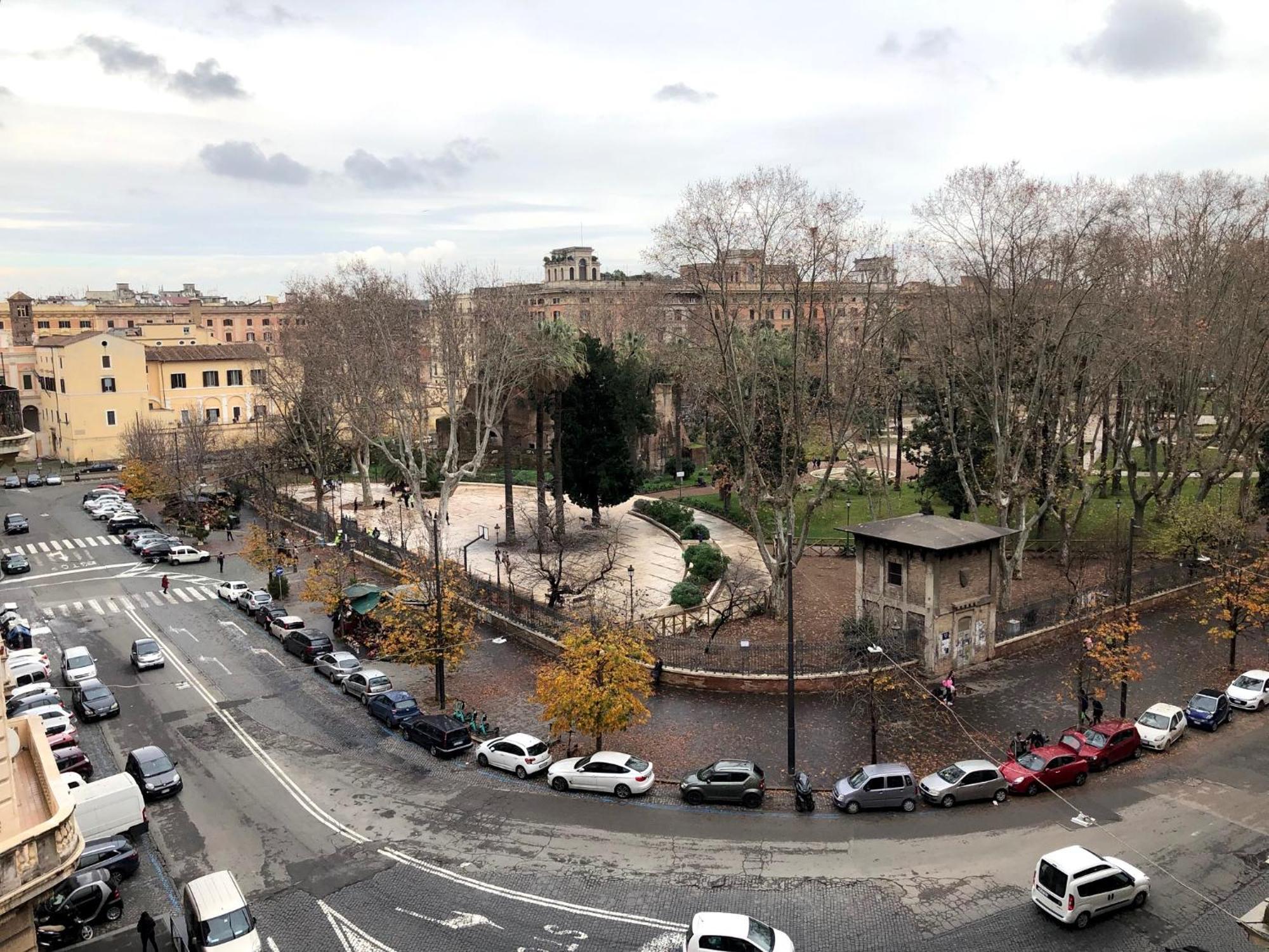 Large In Center Appartamento