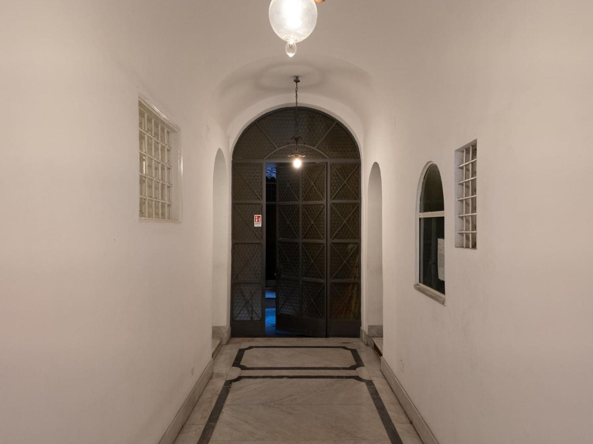The Rent - Spacious Two-bedroom In Old Town Roma