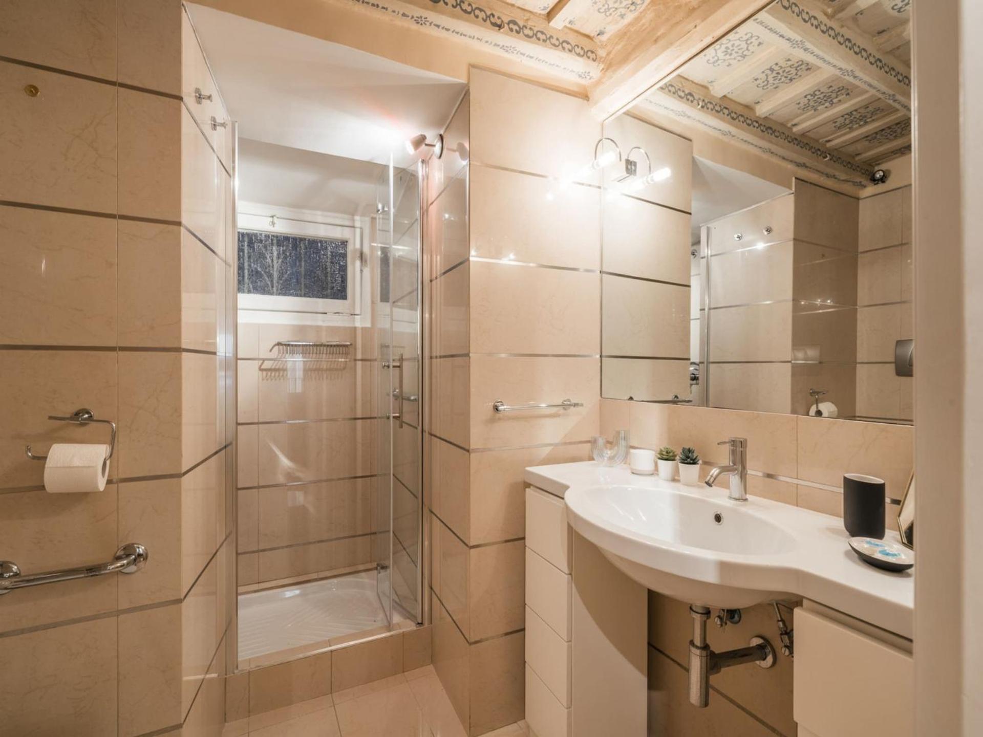 The Rent - Spacious Two-bedroom In Old Town Appartamento