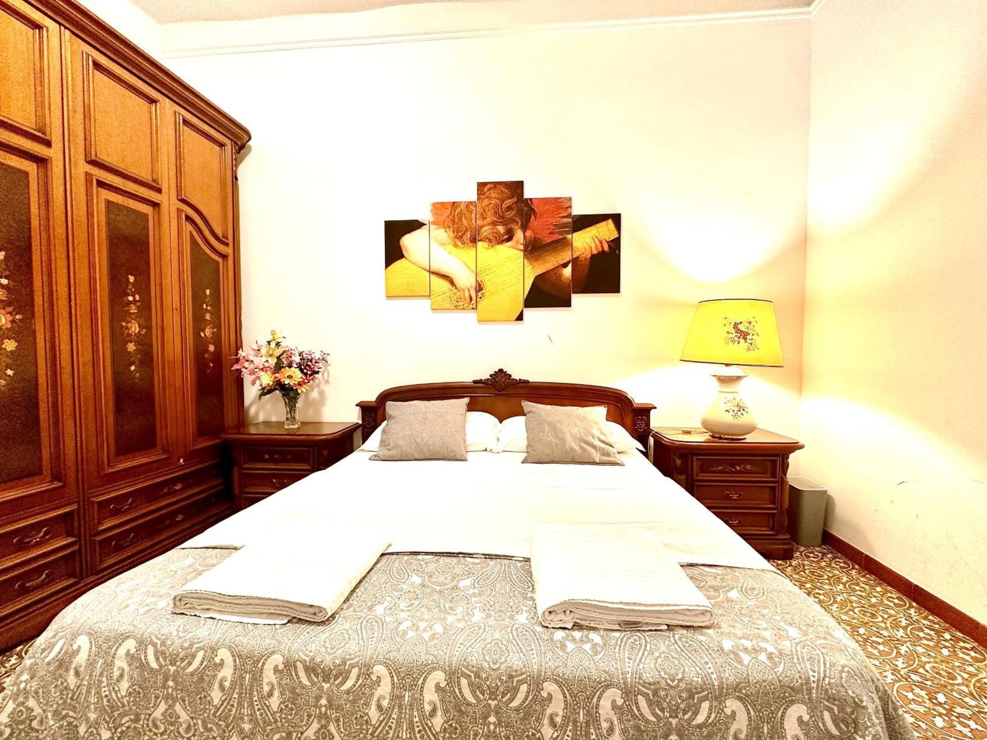 4 Bed Luxury Near Colosseum Apartment *