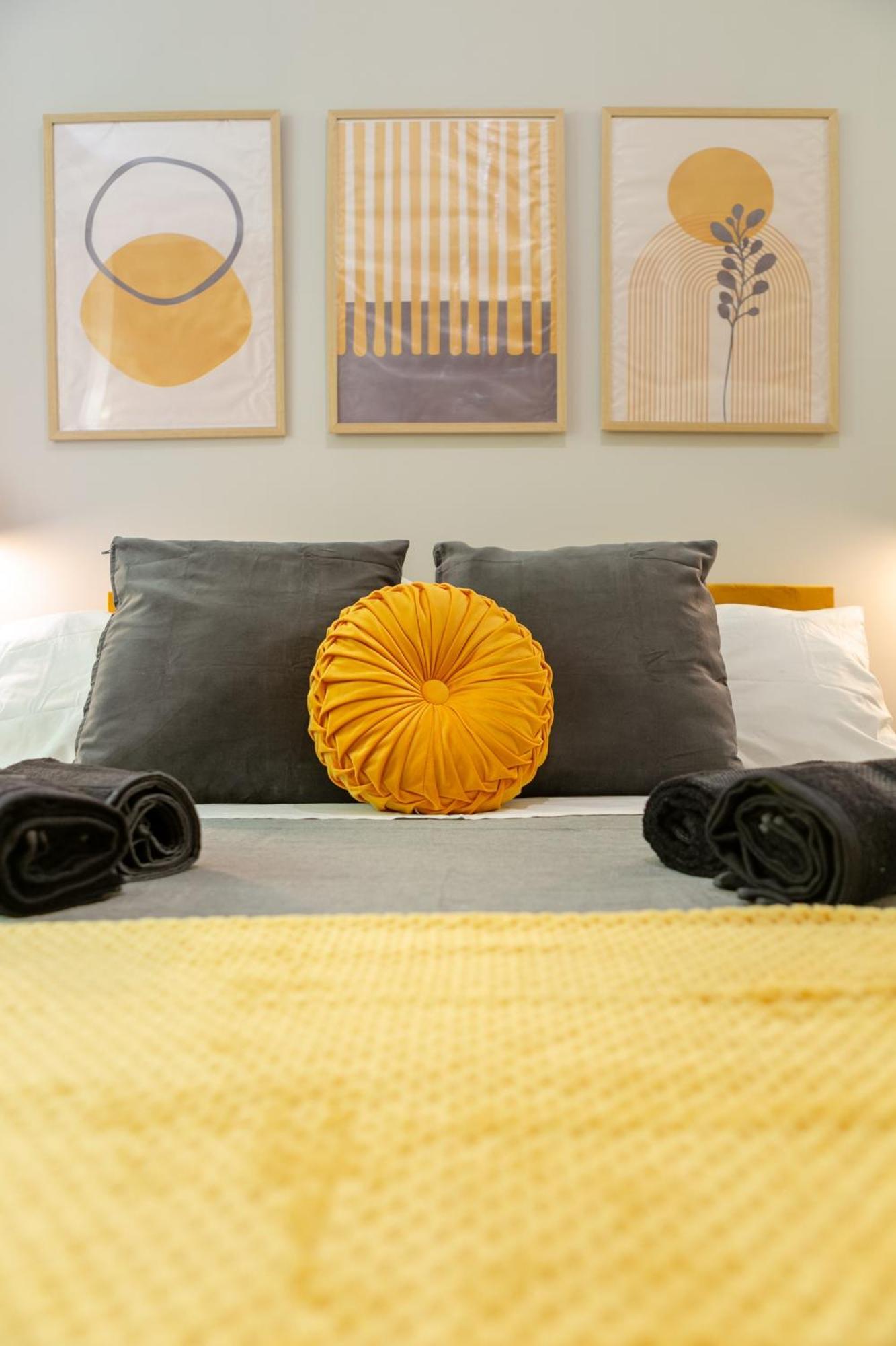 Mustard S Camillo - Homes * Rom