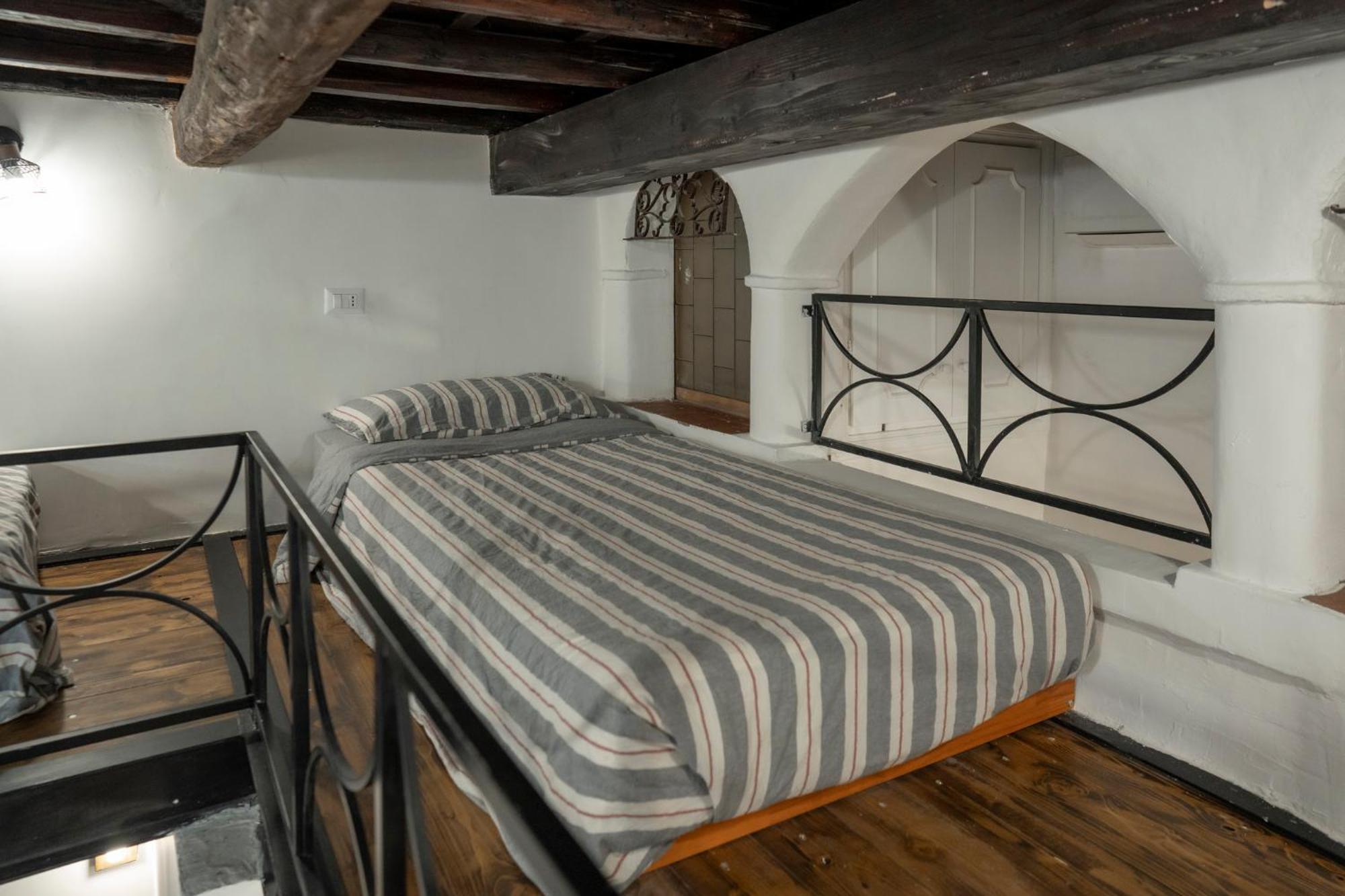 Domus Capocci - Rione Monti * Roma