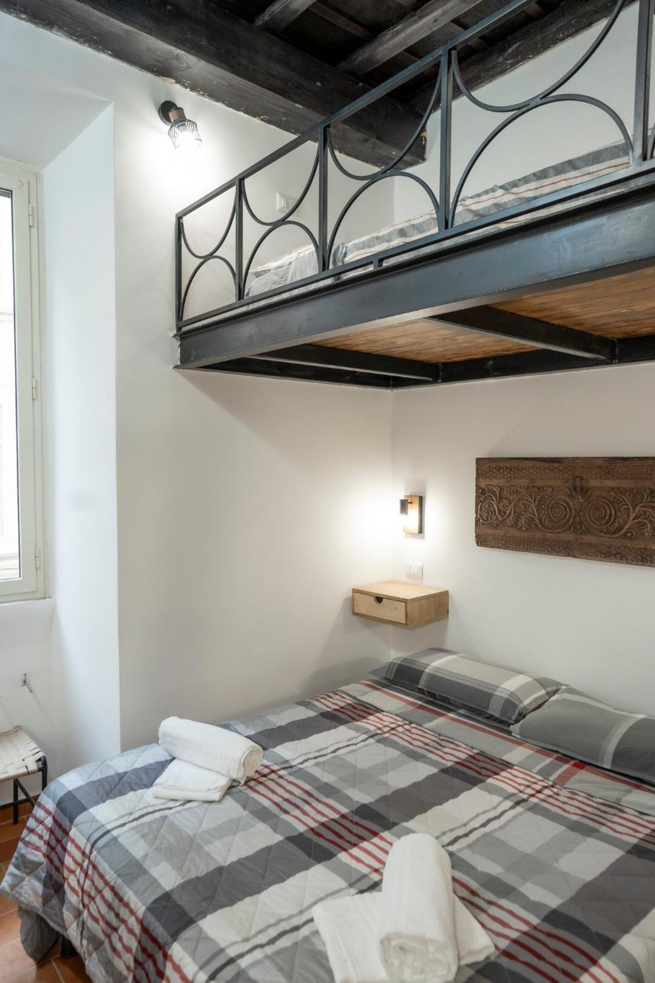 Domus Capocci - Rione Monti * Roma