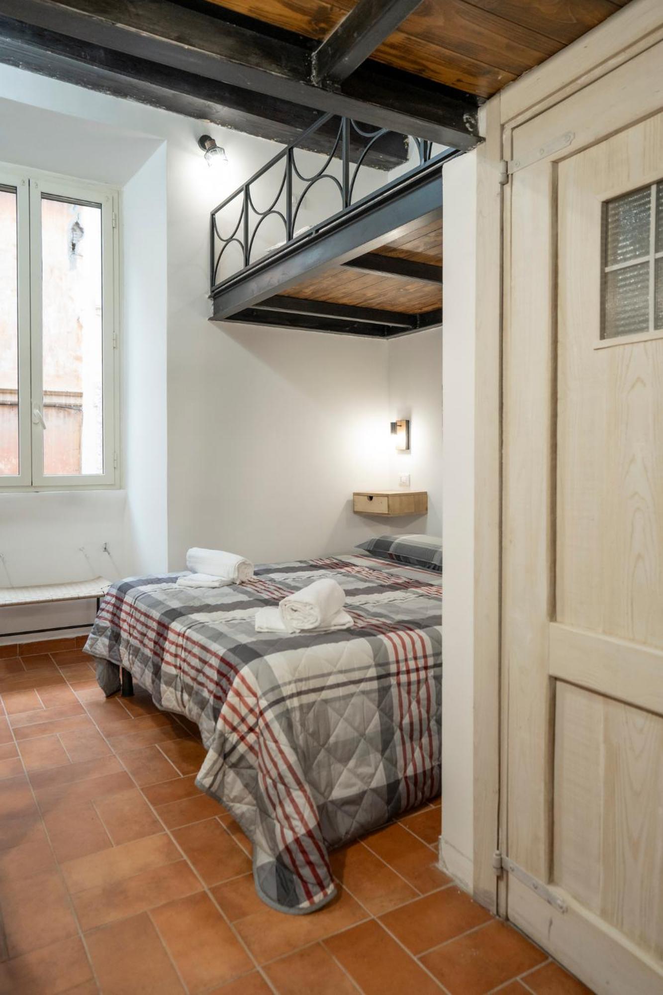 Domus Capocci - Rione Monti *