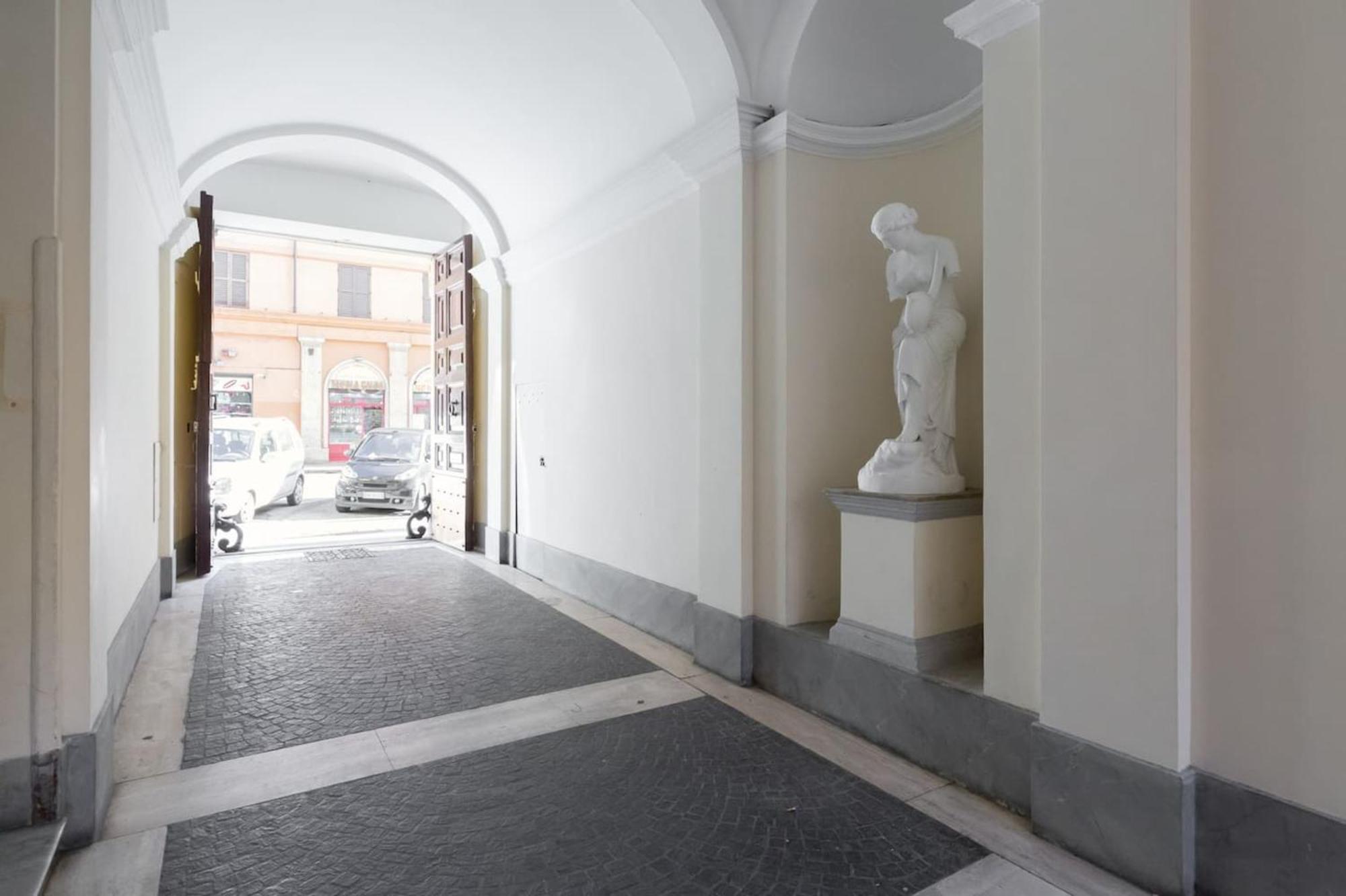 Modern In With Balcony And View Roma
