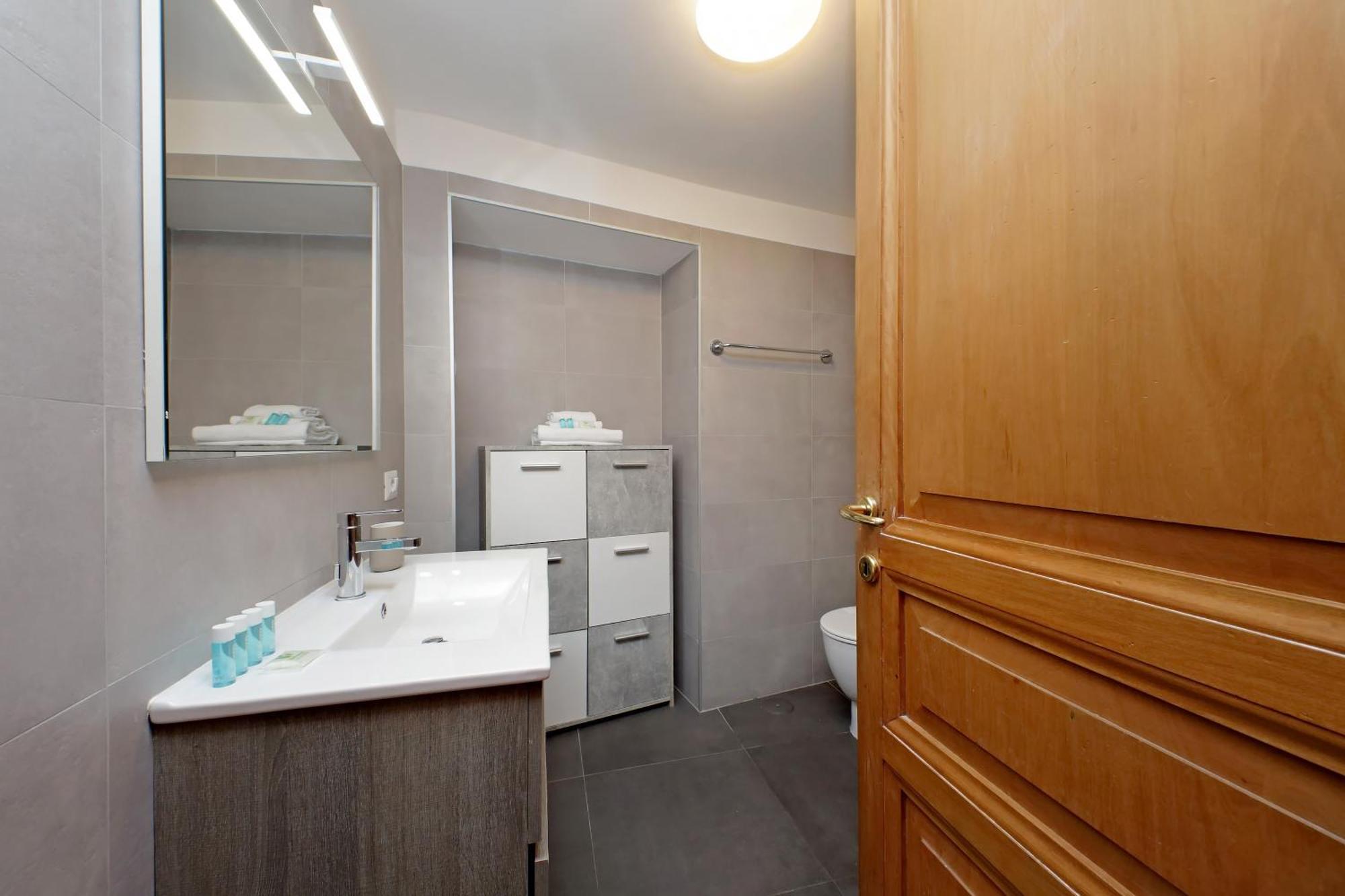 Luxury In The Ghetto's Heart Apartment Rom