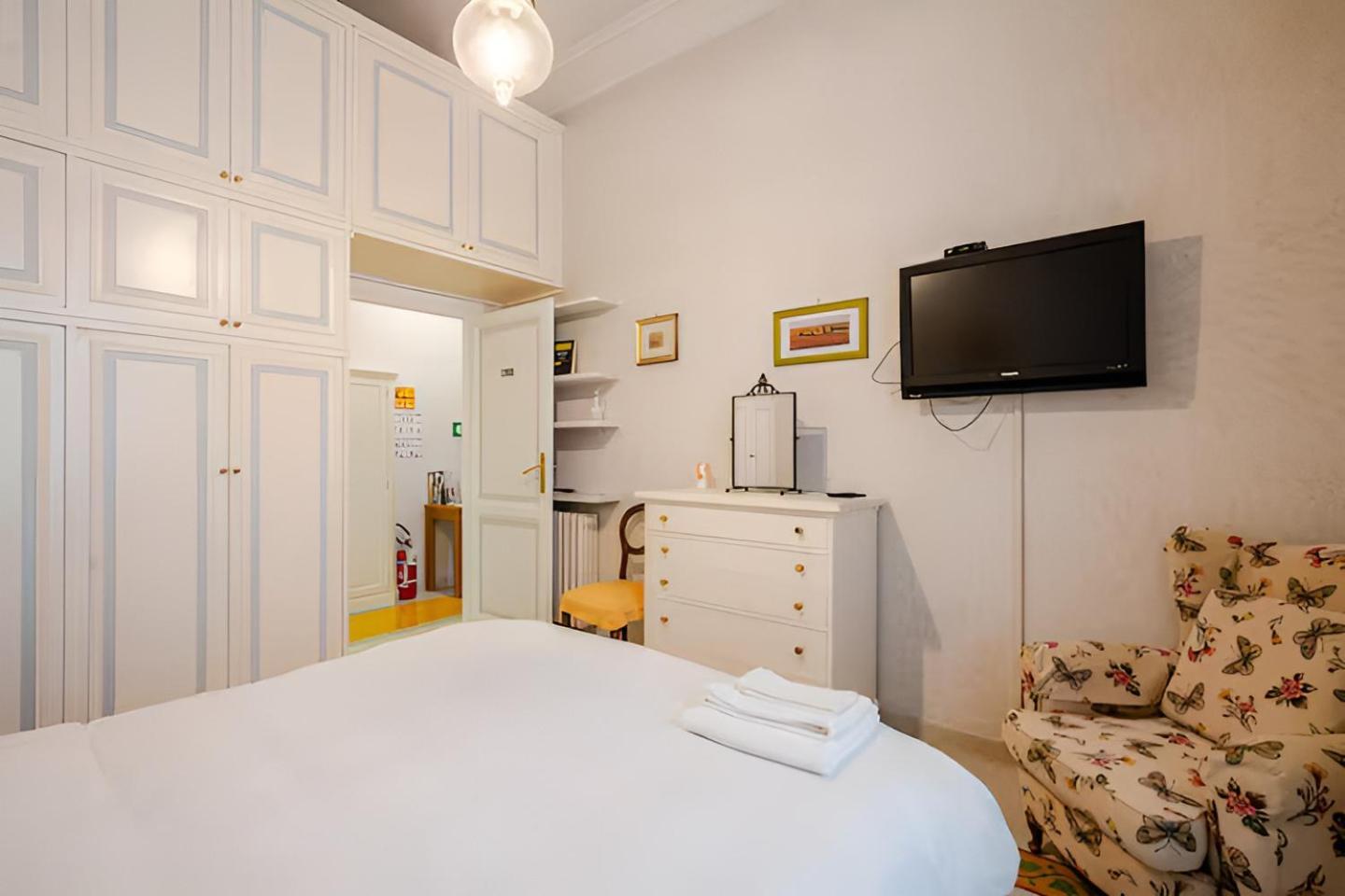 S.pietro Elvira's Retro Apartment