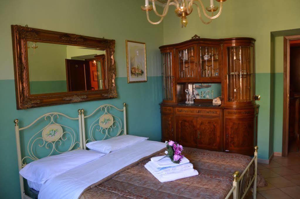 Bed & Breakfast Walls 3*