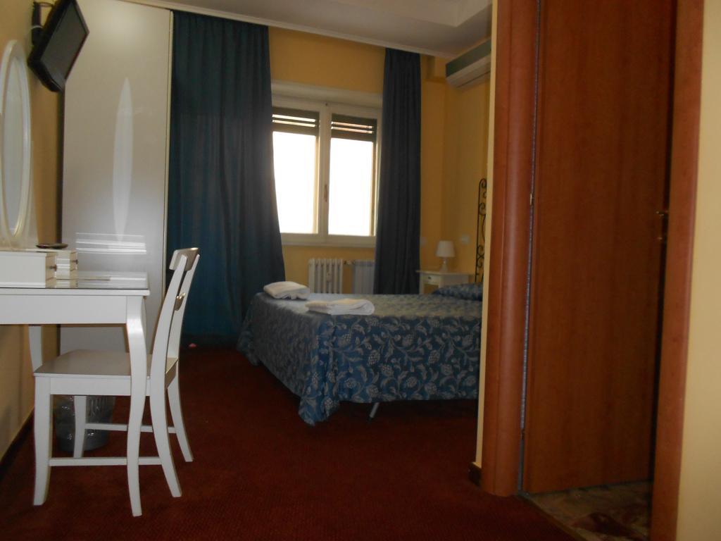 Rona Hotell