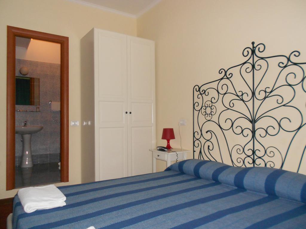 Rona Hotell