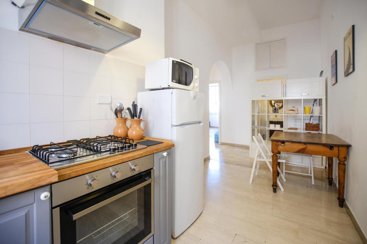 Spacious With Big Terrace At Colosseum Apartamento *