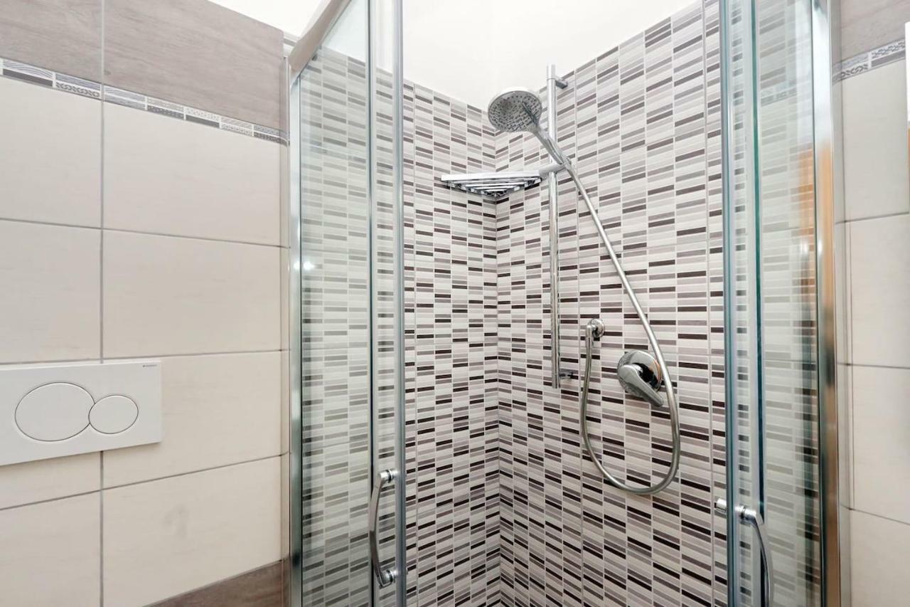 Vaticano Terrace: Brand New 2 Bedrooms 2 Bathrooms * Rom