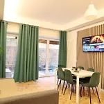 Delicious 2 Bed Room Apartment And Garden By Yh