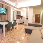 Delicious 2 Bed Room Apartment And Garden By Yh