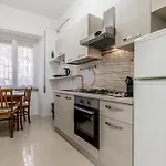 Metro C - Nando\'S House