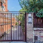 Metro C - Nando\'S House