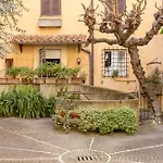 Quiet Trevi Fountain Apartment With Patio And Backyard