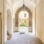 Quiet Trevi Fountain Apartment With Patio And Backyard