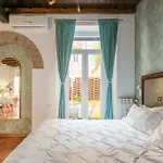 Quiet Trevi Fountain Apartment With Patio And Backyard