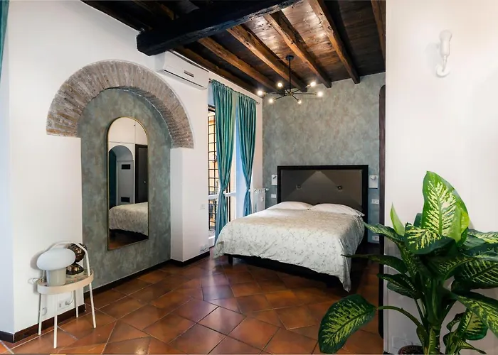 Quiet Trevi Fountain Apartment With Patio And Backyard