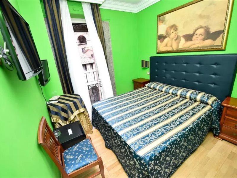 Augustus Hotel *