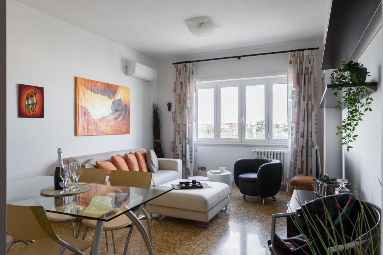 Appartamento Amoretti Apartment, 6 Persone, 3 Camere, 2 Bagni, Balcone, Wi-fi, Metro B Monti Tiburtini Roma