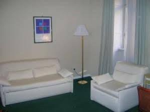 Mayfair Rom
