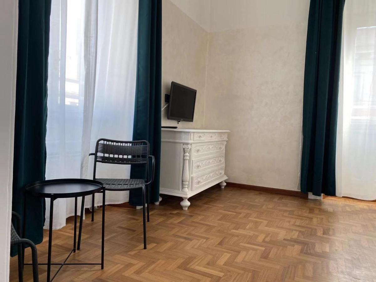 Cavour 44616 Roma