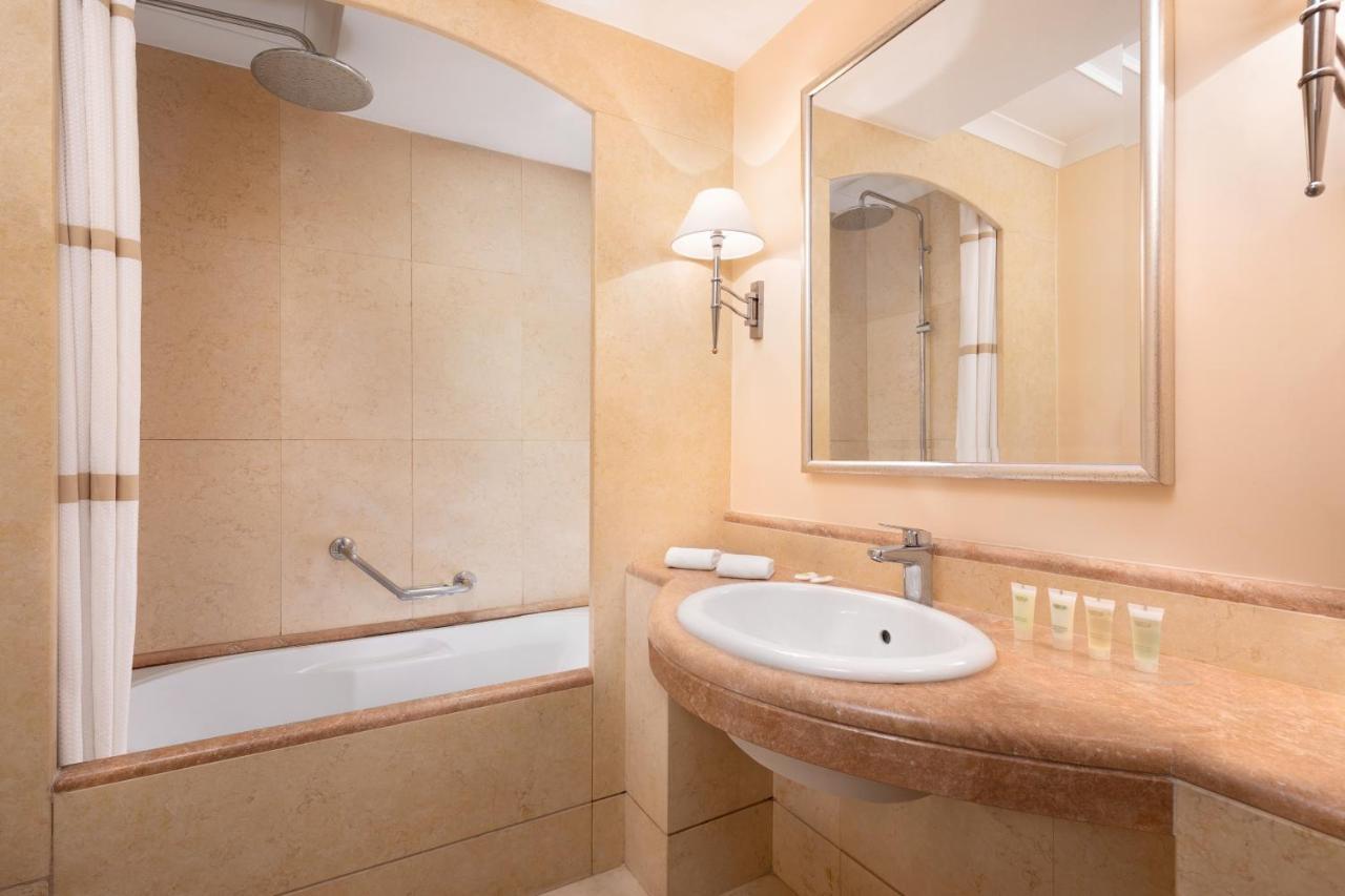 Courtyard By Marriott Park Roma