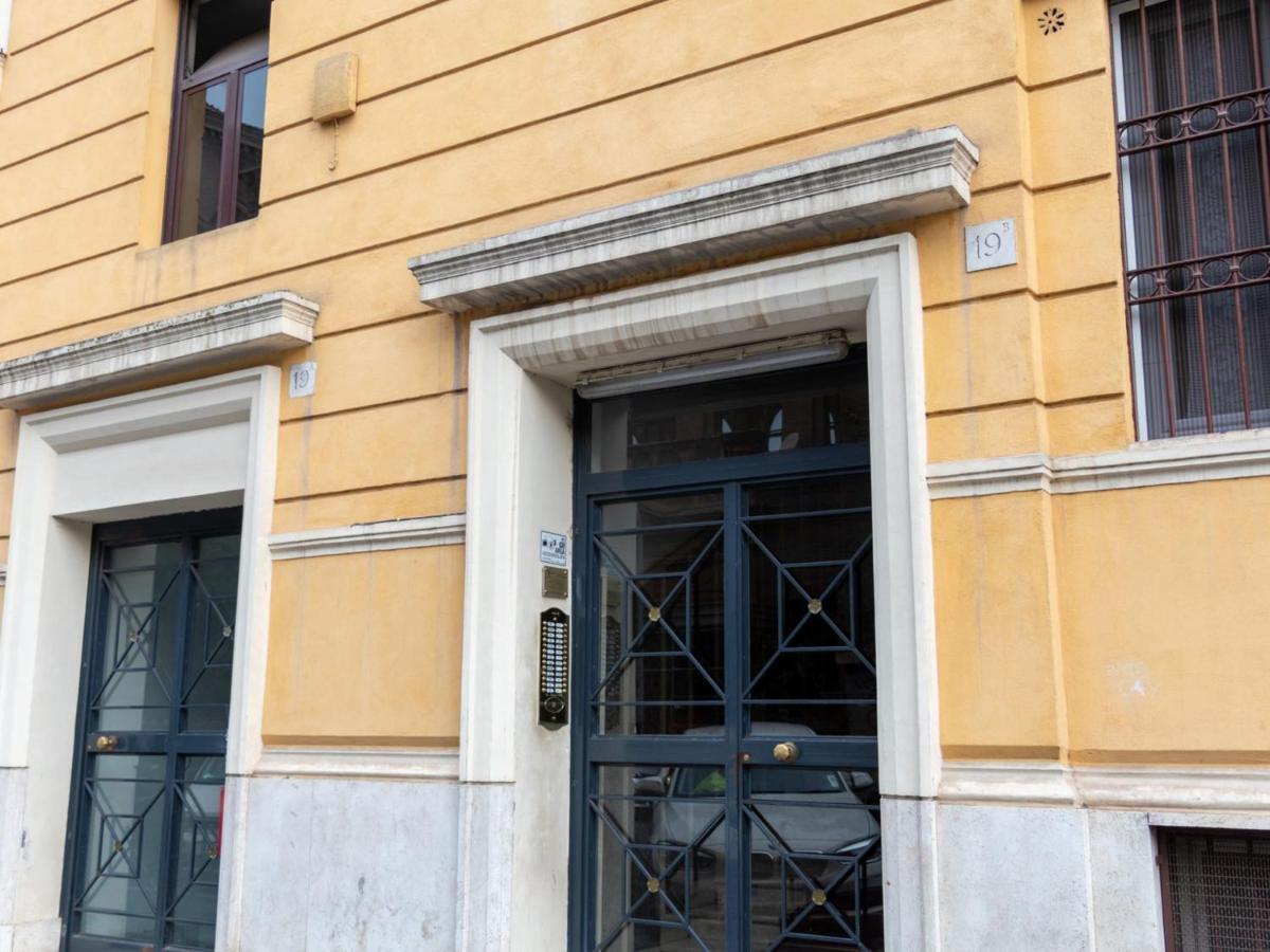 The Rent - Colorful One-bedroom In San Giovanni District Apartamento