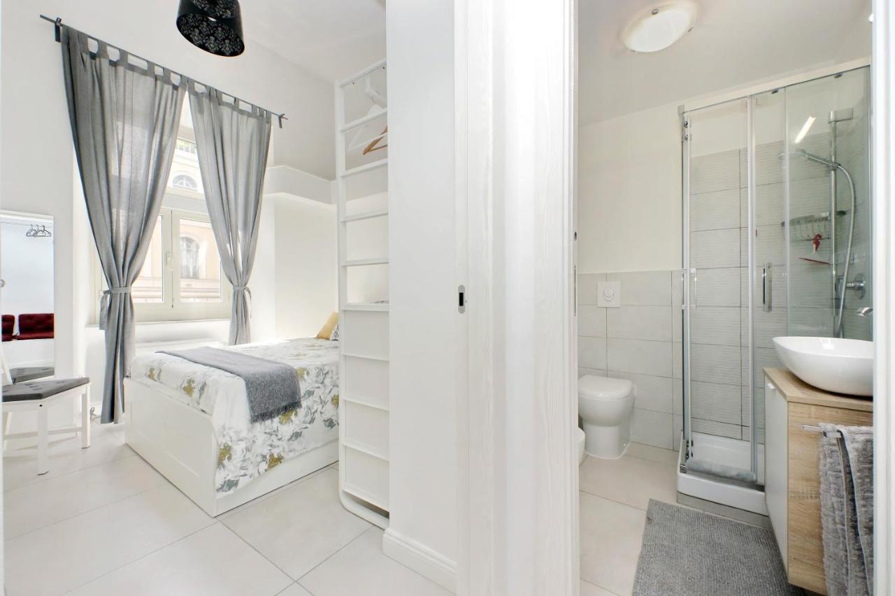 Castro Pretorio -1st Floor Of Historic Mansion With Lift, Comfortable, Baby Friendly, Bike Parking, Quiet And Guarded Area In Front Of Officers Headquarters 5 Minutes Walk From Termini Railway & Metro Station - Genuine Guest Care In 4 Lang Leilighet