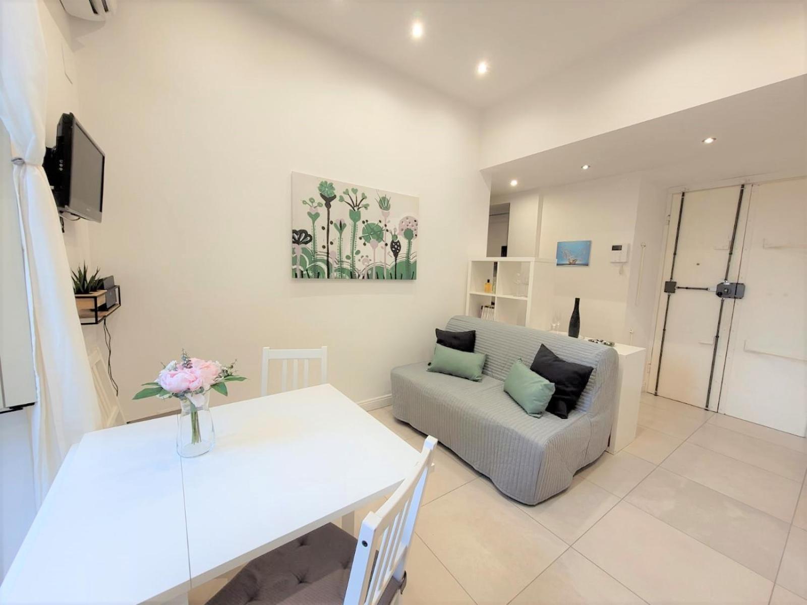 Leilighet Castro Pretorio -1st Floor Of Historic Mansion With Lift, Comfortable, Baby Friendly, Bike Parking, Quiet And Guarded Area In Front Of Officers Headquarters 5 Minutes Walk From Termini Railway & Metro Station - Genuine Guest Care In 4 Lang