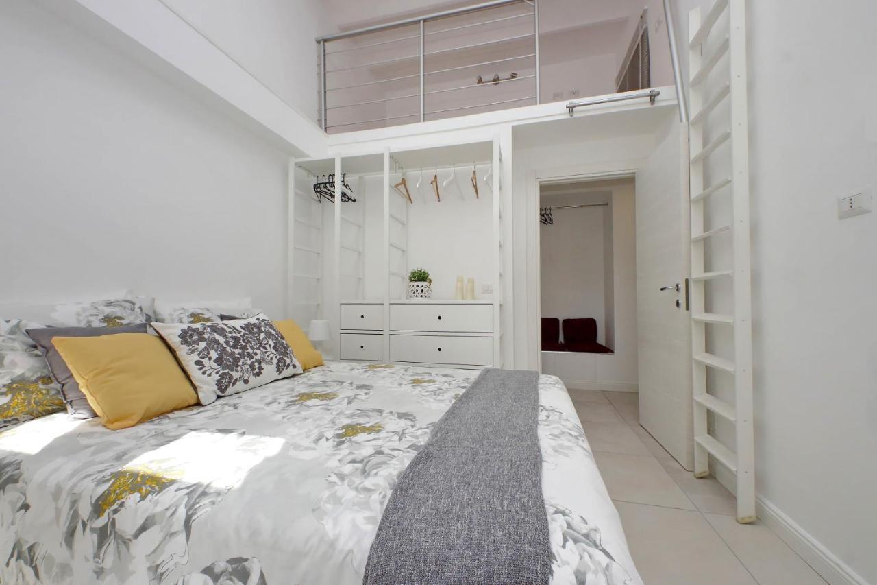Leilighet Castro Pretorio -1st Floor Of Historic Mansion With Lift, Comfortable, Baby Friendly, Bike Parking, Quiet And Guarded Area In Front Of Officers Headquarters 5 Minutes Walk From Termini Railway & Metro Station - Genuine Guest Care In 4 Lang