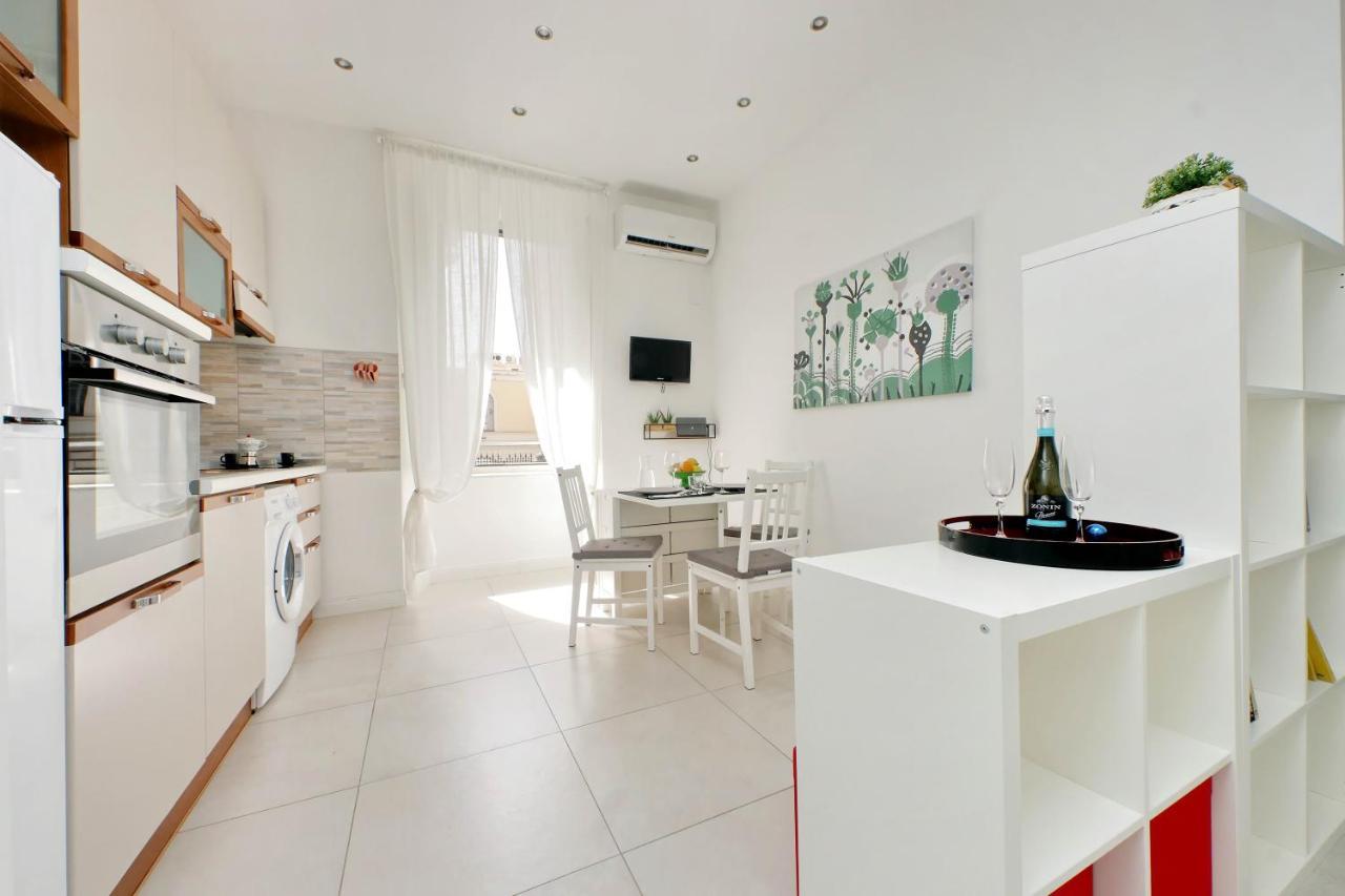Leilighet Castro Pretorio -1st Floor Of Historic Mansion With Lift, Comfortable, Baby Friendly, Bike Parking, Quiet And Guarded Area In Front Of Officers Headquarters 5 Minutes Walk From Termini Railway & Metro Station - Genuine Guest Care In 4 Lang