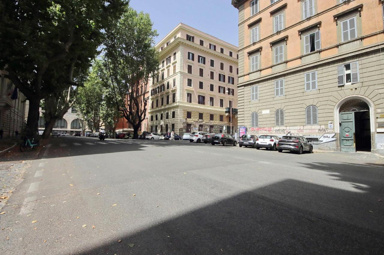 Leilighet Castro Pretorio -1st Floor Of Historic Mansion With Lift, Comfortable, Baby Friendly, Bike Parking, Quiet And Guarded Area In Front Of Officers Headquarters 5 Minutes Walk From Termini Railway & Metro Station - Genuine Guest Care In 4 Lang Roma