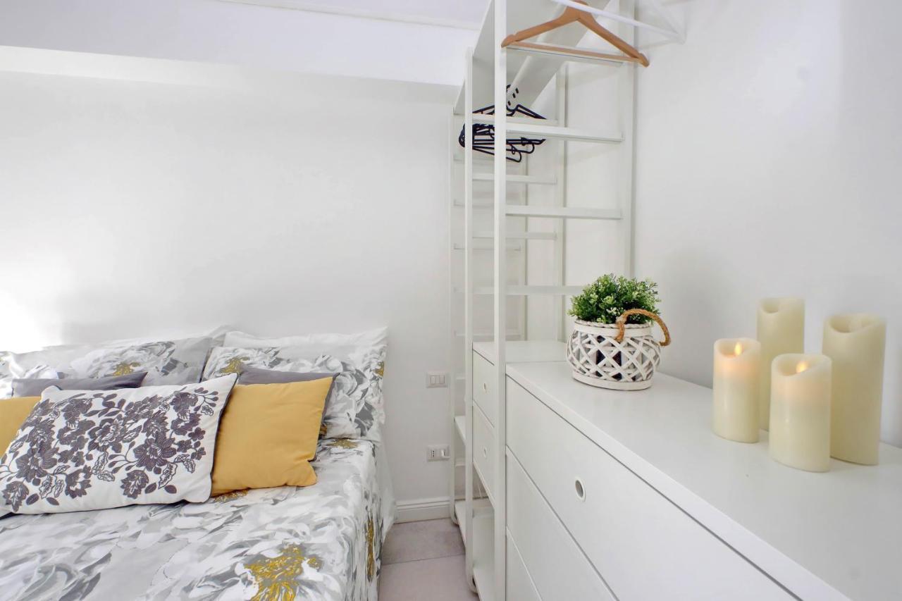 Leilighet Castro Pretorio -1st Floor Of Historic Mansion With Lift, Comfortable, Baby Friendly, Bike Parking, Quiet And Guarded Area In Front Of Officers Headquarters 5 Minutes Walk From Termini Railway & Metro Station - Genuine Guest Care In 4 Lang Roma