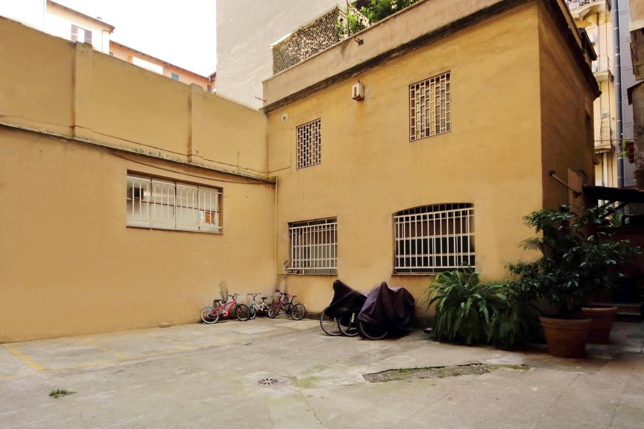 Castro Pretorio -1st Floor Of Historic Mansion With Lift, Comfortable, Baby Friendly, Bike Parking, Quiet And Guarded Area In Front Of Officers Headquarters 5 Minutes Walk From Termini Railway & Metro Station - Genuine Guest Care In 4 Lang Leilighet Roma