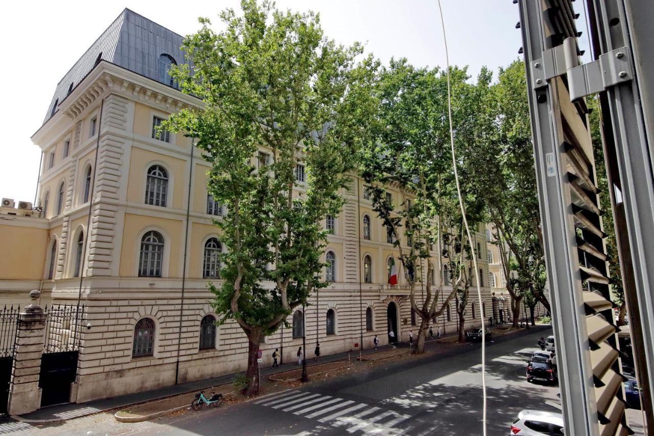 Leilighet Castro Pretorio -1st Floor Of Historic Mansion With Lift, Comfortable, Baby Friendly, Bike Parking, Quiet And Guarded Area In Front Of Officers Headquarters 5 Minutes Walk From Termini Railway & Metro Station - Genuine Guest Care In 4 Lang