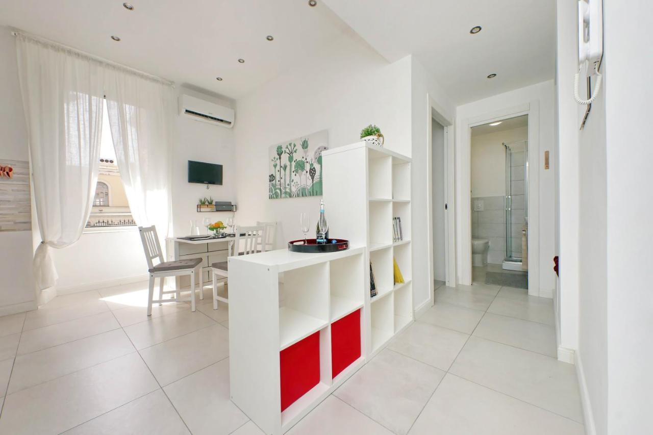 Leilighet Castro Pretorio -1st Floor Of Historic Mansion With Lift, Comfortable, Baby Friendly, Bike Parking, Quiet And Guarded Area In Front Of Officers Headquarters 5 Minutes Walk From Termini Railway & Metro Station - Genuine Guest Care In 4 Lang