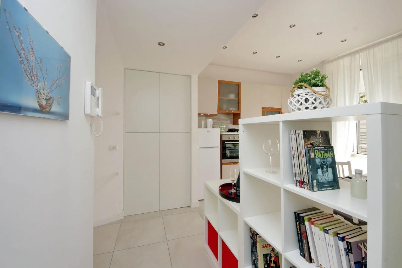Leilighet Castro Pretorio -1st Floor Of Historic Mansion With Lift, Comfortable, Baby Friendly, Bike Parking, Quiet And Guarded Area In Front Of Officers Headquarters 5 Minutes Walk From Termini Railway & Metro Station - Genuine Guest Care In 4 Lang Roma