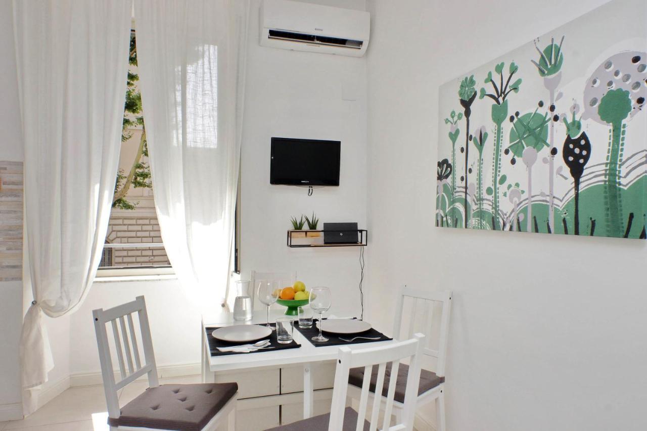 Leilighet Castro Pretorio -1st Floor Of Historic Mansion With Lift, Comfortable, Baby Friendly, Bike Parking, Quiet And Guarded Area In Front Of Officers Headquarters 5 Minutes Walk From Termini Railway & Metro Station - Genuine Guest Care In 4 Lang *