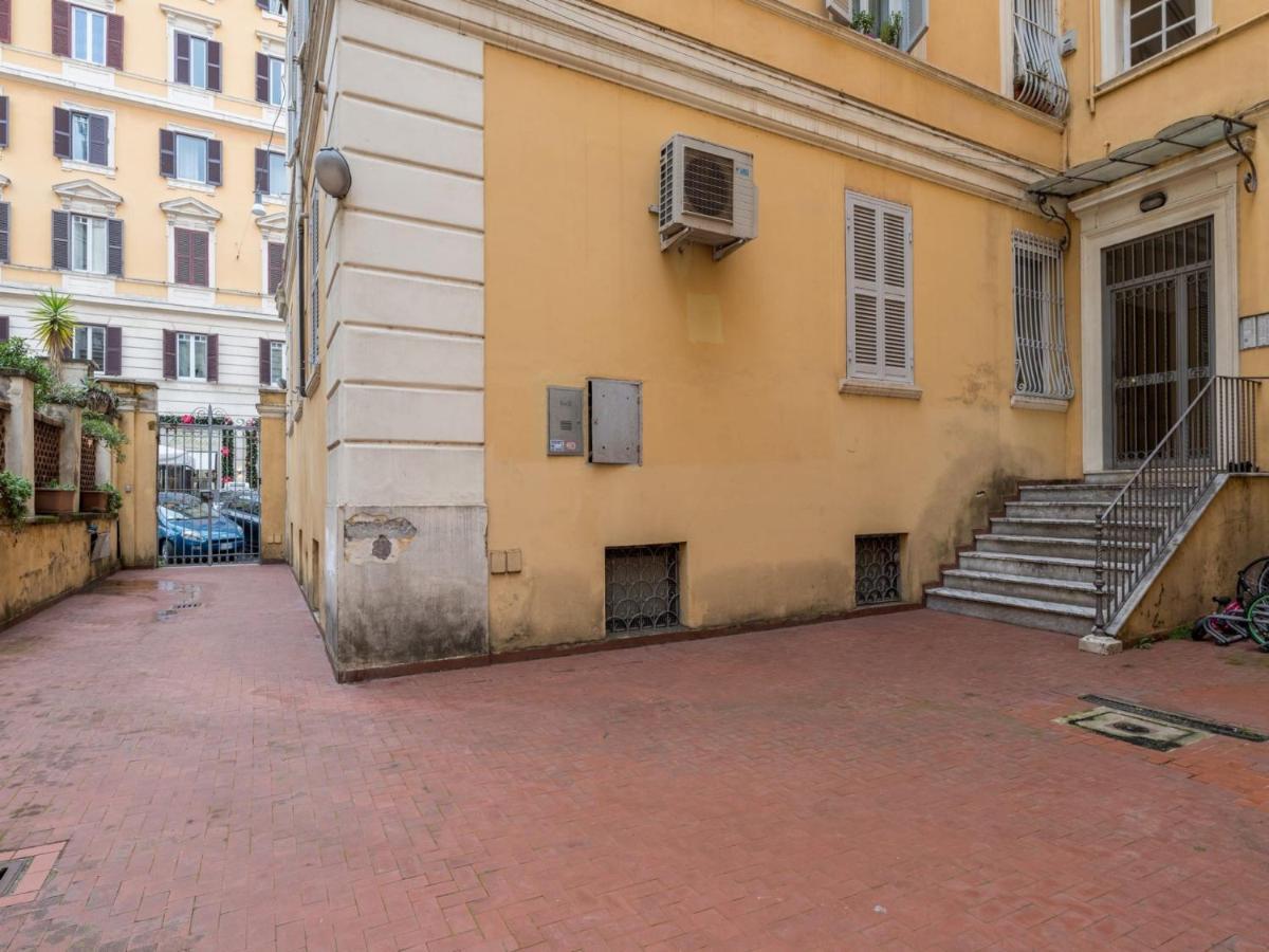 The Rent - Sunny Three-bedroom Near Ottaviano Metro Stop Roma